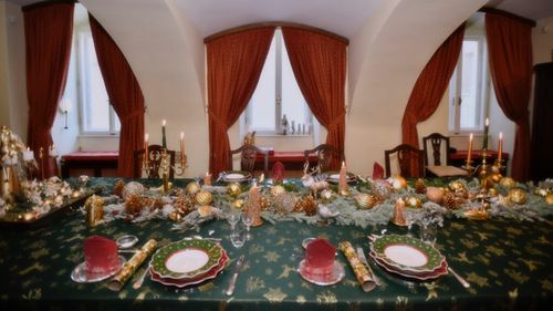 FOTO Cum arată Masa de Crăciun din Sufrageria de iarnă a Castelului Săvârșin. Este al 25-lea Crăciun petrecut de Familia Regală la castel, după întoarcerea Regelui Mihai din anul 2001