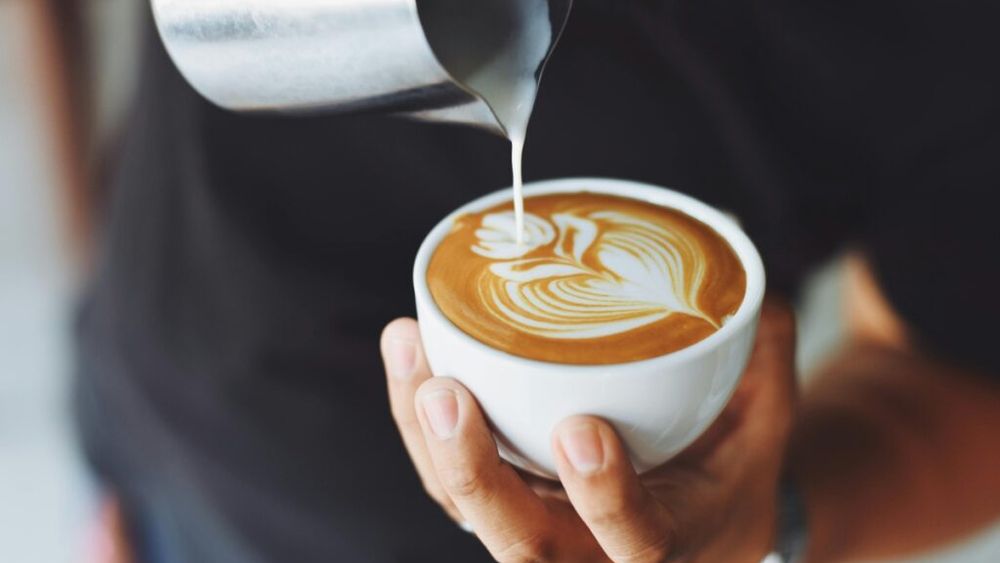 O ceașcă de cafea, 1.000 de dolari/ O nebunie, devenită realitate la o cafenea din Dubai, unde se vând 400 de cești pe zi