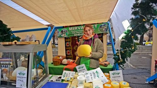 Cinci bucătari stradali vor găti, în acest sfârșit de săptămână, în piața volantă din Amzei / Meniul pregătit include ciolan la rotisor, pește la grătar, brânzoaice moldovenești și langoși ardelenești cu brânză și smântână