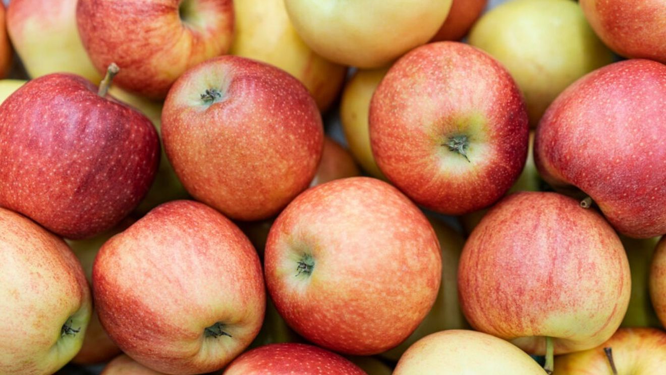 Banalul măr este unul dintre cele mai complete fructe / Un nutriționist japonez dezvăluie care sunt cele cinci fructe ideale pentru longevitate și un creier sănătos 