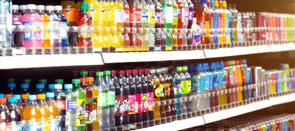 UPDATE | Coca-Cola, Nestlé și Danone schimbă etichetele sticlelor din plastic după trei ani de negocieri cu UE / Ce vor scrie despre dop și reciclare / Anunțul oficial al Comisiei Europene