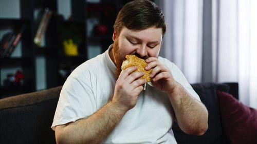 Depresia și alimentația, legătura pe care nimeni nu o bănuia / Un nou studiu arată că riscul de depresie poate crește cu până la 50% din cauza consumului de junk food