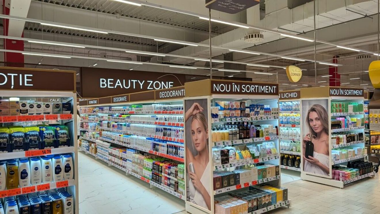 FOTO | Kaufland lansează un proiect-pilot de tip „Beauty Zone” în magazinul din Barbu Văcărescu / Servicii de manichiură și machiaj, între rafturile magazinului / O oglindă dotată cu AI îți recomandă ce produse de îngrijire să folosești