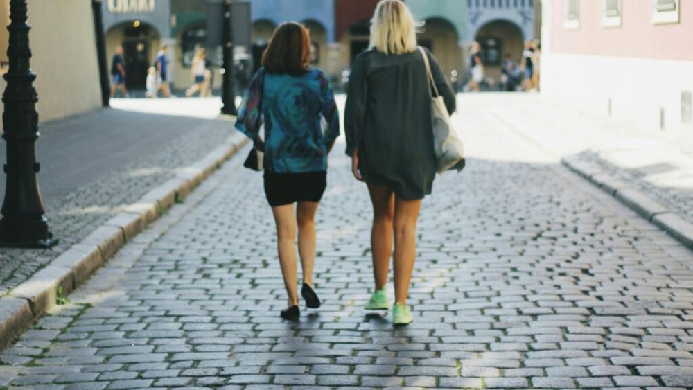 Cinci motive pentru care este recomandat să faci o plimbare după ce mănânci/Te va ajuta, printre altele, la digestie și la reglarea glicemiei