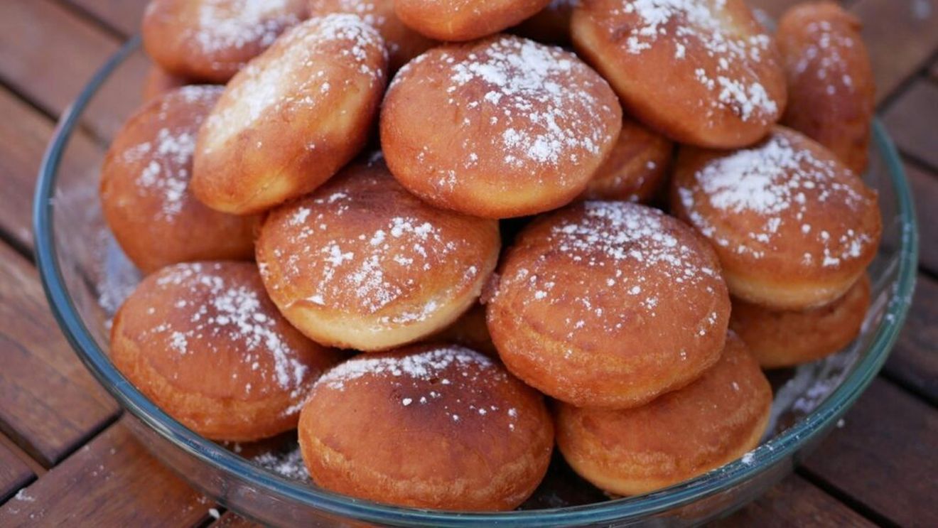 Gogoși pufoase, pregătite la cuptor/ Mai puține grăsimi, dar la fel de multă savoare/ Sunt delicioase presărate cu puțin zahăr