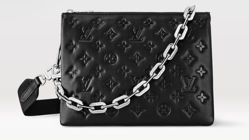 VIDEO | Louis Vuitton, Gucci și Chanel reciclează pielea de pește, în genți și portofele/ Pielea de hering, păstrăv și somon, preferate în locul celei de reptile/ Pielea de somon este extrem de robustă și nu poate fi ruptă manual