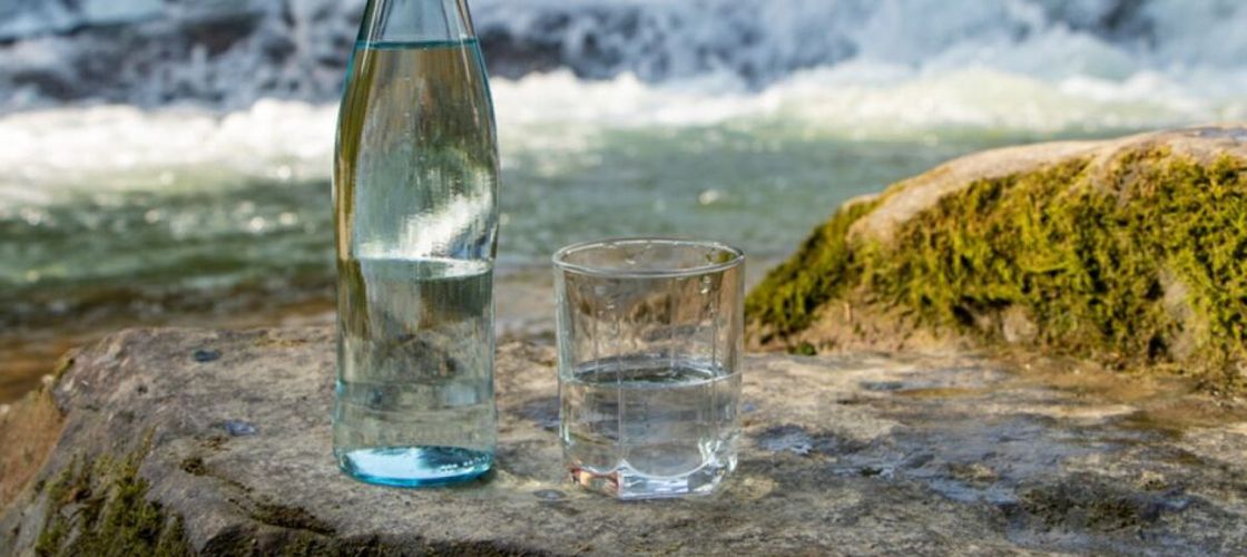 Sticla din care bei apă ar putea fi un focar de infecție/ Microorganismele din gură sunt cauza