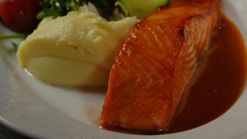 Somon cu piure de mazăre și lămâie, o idee de prânz delicios și sănătos/ Sursă de proteine, somonul menține o rată metabolică sănătoasă și o densitate osoasă optimă