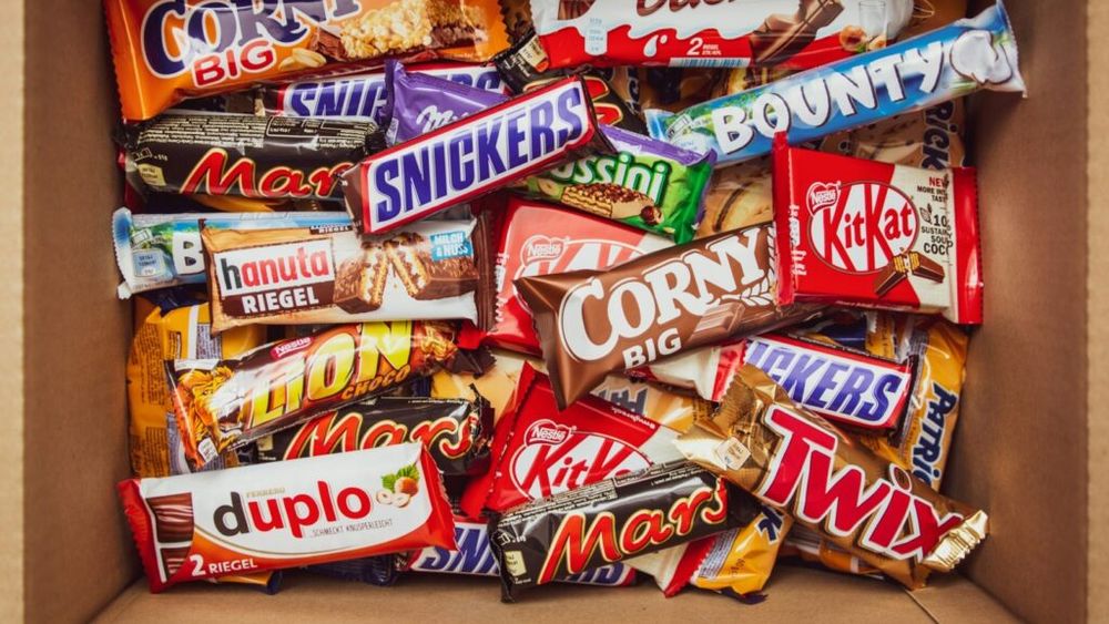 Explozie de reclame la junk food înaintea interzicerii lor: Marile branduri investesc masiv pentru a ocoli viitoarele reguli anti-obezitate / „Industria alimentară recurge la tactici similare celor folosite de industria tutunului”