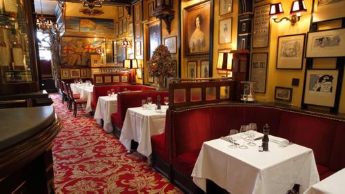 Cel mai vechi restaurant din Londra servește clienți de aproape 230 de ani / La „Rules”, meniul încă începe cu stridii, plăcinte și budinci