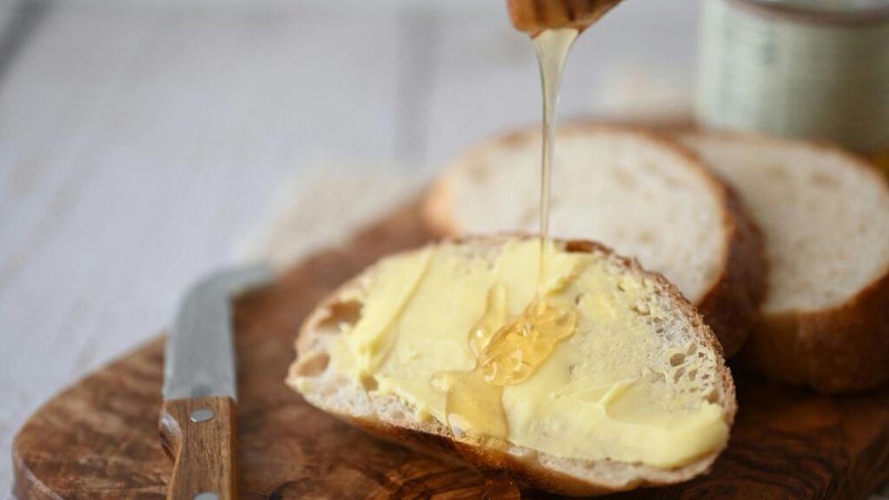 Carbohidrați „buni” despre care nu bănuiai că sprijină sănătatea creierului, recomandați de nutriționiști / Iată cum te pot ajuta pâinea integrală, mierea, cartofii și prunele uscate