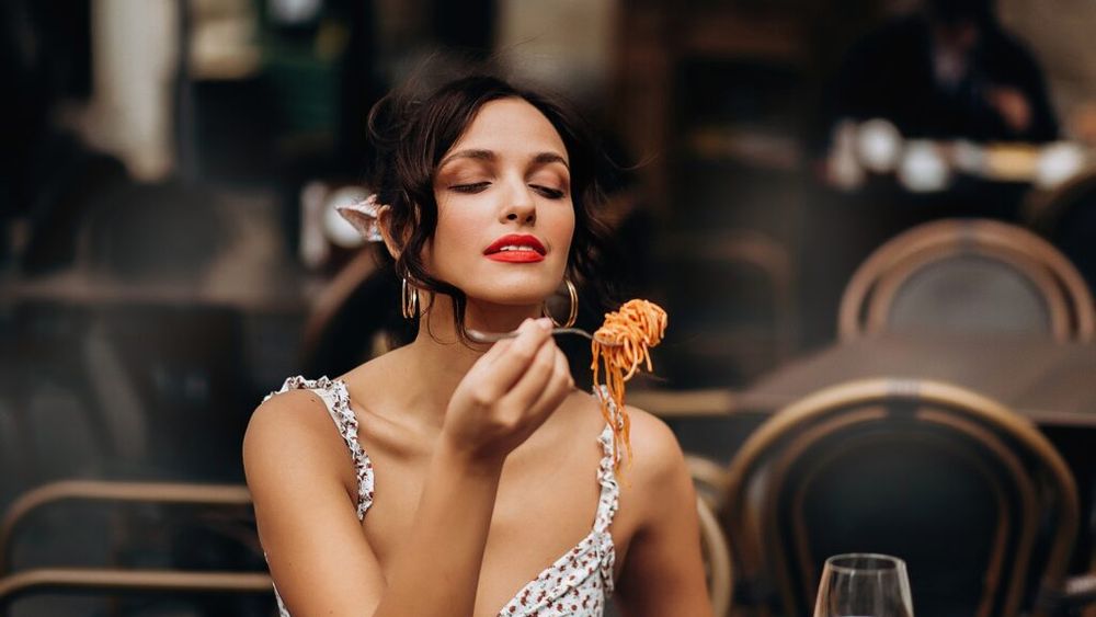 Secretul italiencelor pentru un abdomen plat, în ciuda meniului plin de pizza, paste și vin: obiceiurile zilnice care fac diferența