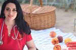 Ce poate mânca la plajă o persoană cu diabet? Diabetologul Sorina Ispas recomandă: Mai ușor cu gogoșile și covrigii, respectați tratamentul, monitorizați des glicemia, nu uitați de proteine și hidratare și mâncați mere, caise, piersici și fructe de pădure