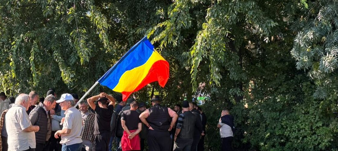 FOTO-VIDEO | Protestul ciobanilor din Piața Victoriei s-a încheiat, după discuțiile de la Palatul Cotroceni / MAI: Trei dosare penale, șase rețineri, amenzi de 46.000 de lei / Ministrul Agriculturii: Majoritatea oierilor nu au venit pentru conflicte cu jandarmii. Au fost oameni infiltrați