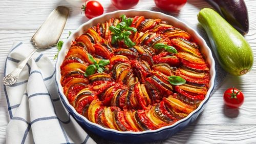 Garnituri de legume: Rețeta franceză clasică de ratatouille, varianta la cuptor. Preparat în tigaie, seamănă cu ghiveciul balcanic