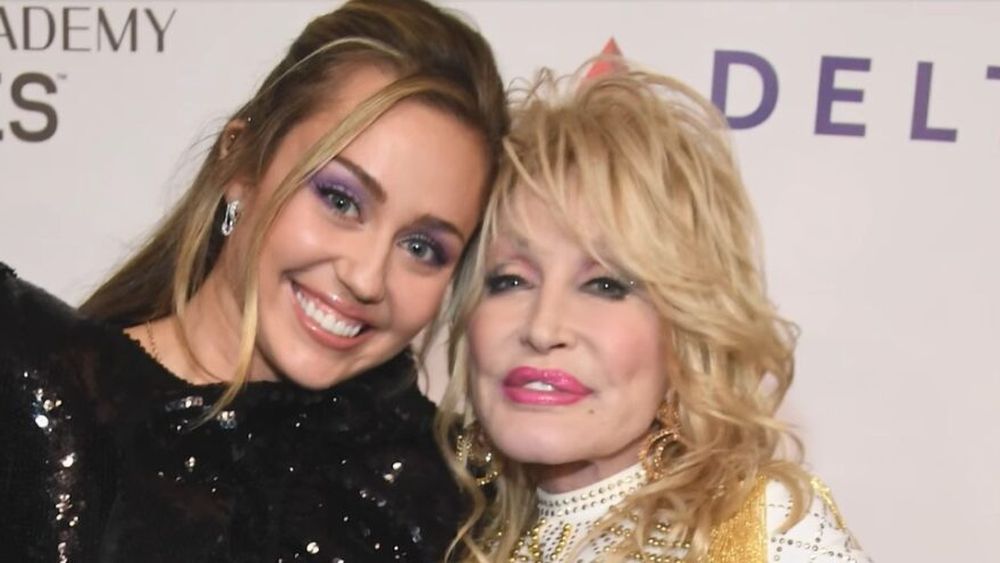 Pe Dolly Parton și Miley Cyrus le leagă, pe lângă pasiunea pentru muzică, și dragostea pentru mâncare / Ce preparate au gătit împreună: „Suntem simple fete de la țară”