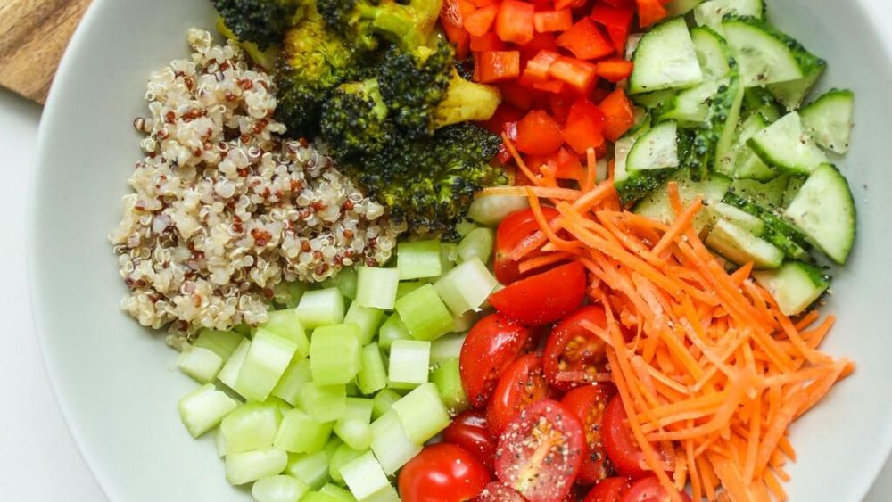 Slăbire cu buget redus/ Cinci trucuri dietetice care te pot ajuta să pierzi în greutate fără să cheltuiești o avere și chiar fără să apelezi la un dietetician