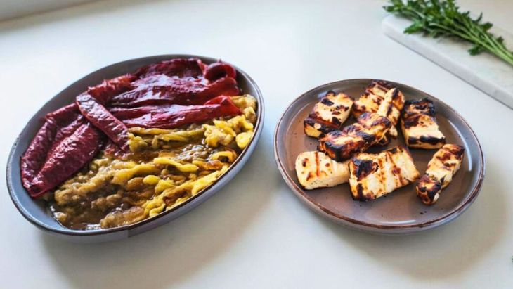 VIDEO | Rețetele Juanitei | De 1 Mai grătar fără carne: felii de brânză Halloumi cu legume, totul gătit în aer liber/ Cum pregătești legumele ca să iasă crocante