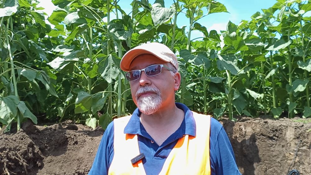 VIDEO | Cum recunoști un sol sănătos / Francezul Sebastien Record îi învață pe fermieri cum să pună diagnostic pământului: „Sănătatea solului este fundamentul agriculturii performante”