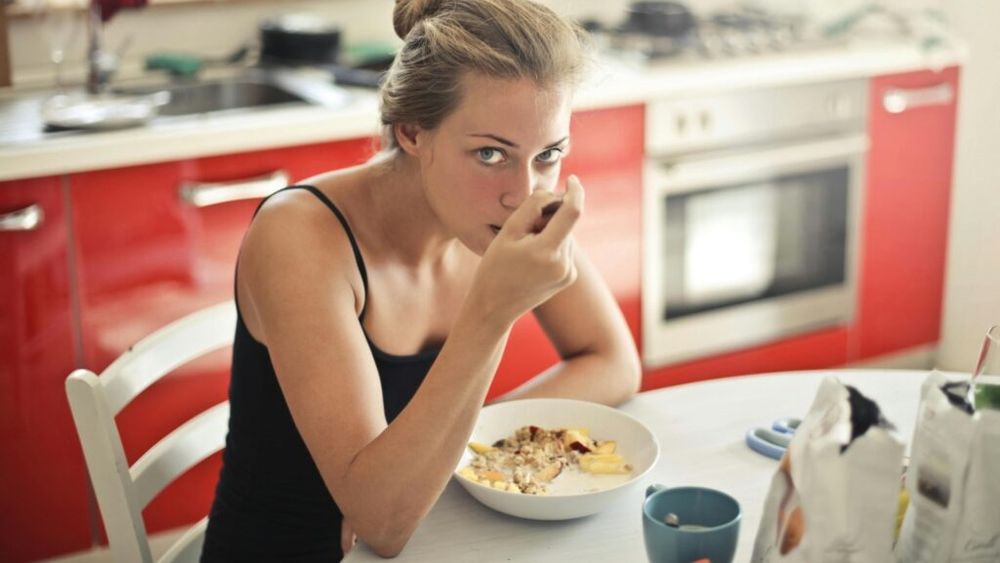 Un profesor în Nutriție dezvăluie cum a renunțat la supraalimentarea în weekend și prezintă cinci strategii surprinzătoare care au ajutat-o să scape de excese și să slăbească / A renunțat la reguli stricte, nu a trișat și a conștientizat alegerile alimentare