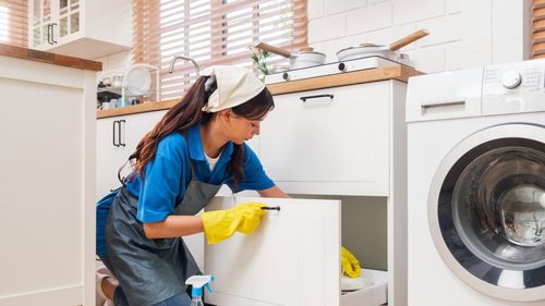 ABC în bucătărie | Cum cureți petele de grăsime de pe dulapurile din bucătărie / Trucul simplu pe care îl poți încerca înainte să cumperi alt detergent
