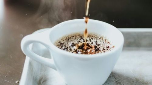 Legătura dintre cafeaua fără cofeină și cancer / În Statele Unite, mai multe organizații solicită interzicerea unei substanțe chimice folosite în procesul de decafeinizare