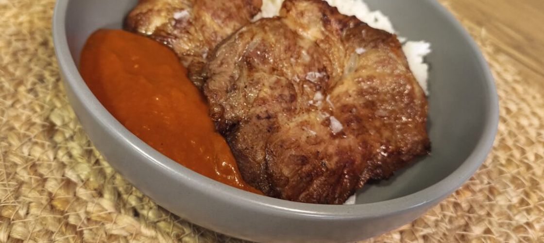 VIDEO – FOTO | Ceafă de porc fragedă preparată în friteuză sau la cuptor, cu garnitură de orez basmati și sos de curry