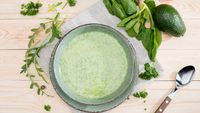 Supă cremă rece cu avocado, gata în 10 minute. Rețeta perfectă pentru zilele caniculare