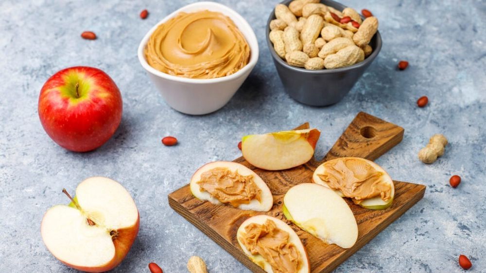 Măr cu unt de arahide, o variantă de mic dejun sau gustare care nu ridică brusc glicemia, așa cum ar face-o un măr simplu / În plus prelungește și sațietatea