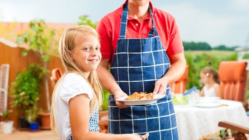 Cum arată un grătar echilibrat pentru copii și cel fel de carne alegem / Tania Fântână (nutriționist): „Când copiii văd că mâncarea sănătoasă e gustoasă, e mult mai ușor să învețe obiceiuri bune, să le integreze pe termen lung”