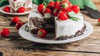 5 rețete de tort de înghețată pe care le poți pregăti rapid pentru petrecerile de vară / Pot fi adaptate ușor în funcție de preferințe și de ingredientele disponibile