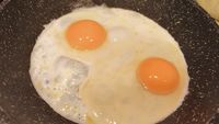 Secretul bunicii ca să prăjești ouăle „curat” și fără să te arzi cu ulei/ Folosește un ingredient pe care îl ai în casă și la care nu te-ai gândit niciodată