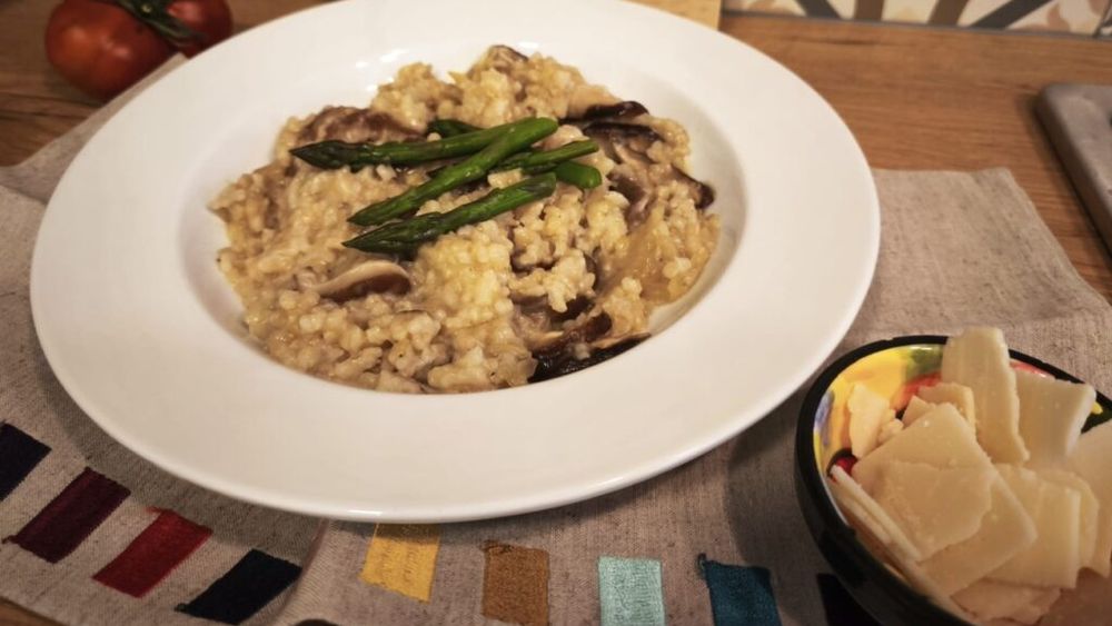 Rețetele Juanitei | Orez cu sparanghel, ciuperci și fenicul/ Cu puțin vin, parmezan și unt se transformă în risotto