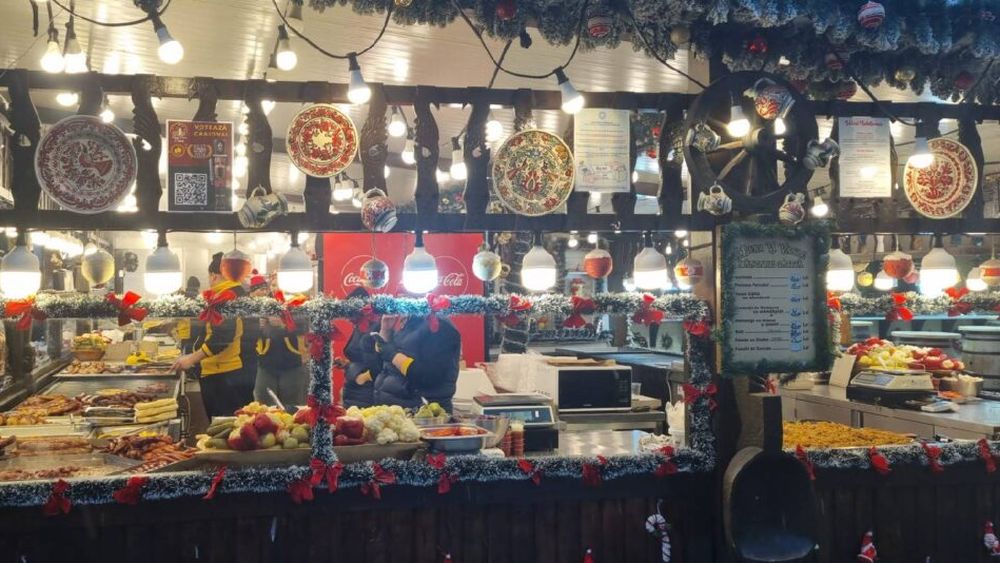 Cât costă sarmalele la Târgul de Crăciun din Craiova? 100 de grame de sarmale costă 10 lei