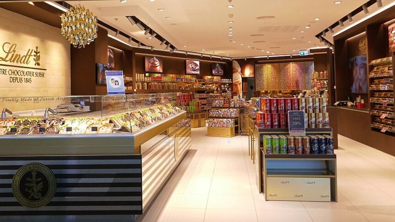 Lindt deschide un „paradis” al ciocolatei în inima Londrei, la finalul lunii martie / În vitrina principală, va fi amenajat un spectaculos decor al peisajului londonez, realizat exclusiv din trufe Lindor / Tavanul va fi decorat cu capsule de cacao din plasă de cupru