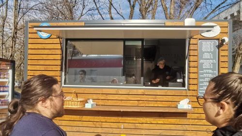 FOTO-VIDEO | Food-truck cu produse locale, de sezon și proaspete în curtea Universității din Timișoara: „Am dorit să le oferim studenților o alternativă mult mai sănătoasă la mâncarea fast-food disponibilă în prezent pe piață”