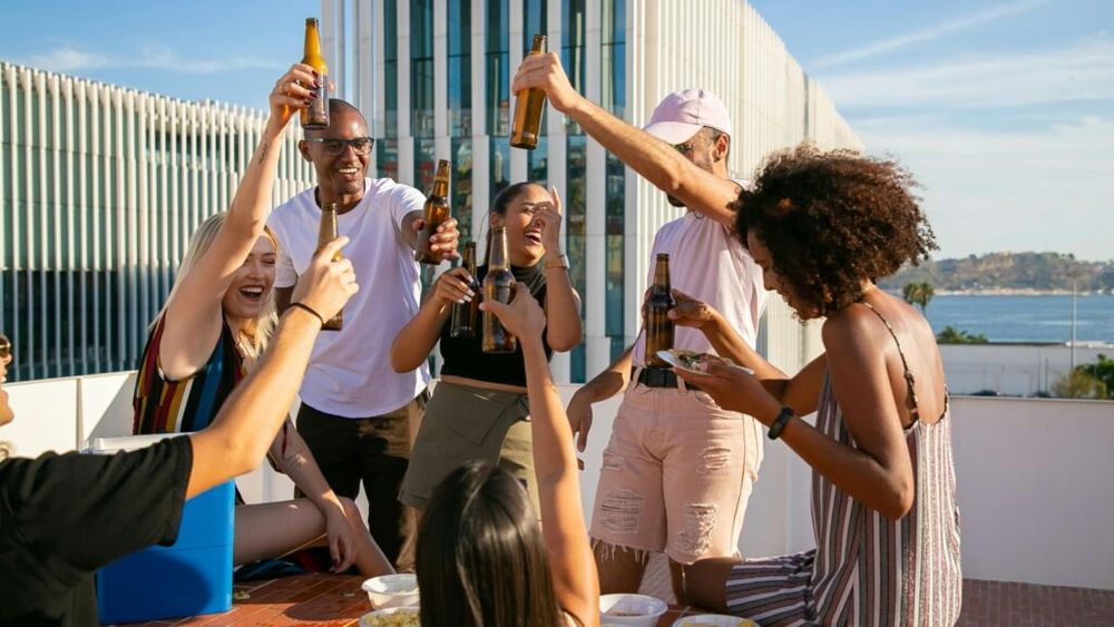 Locuitorii Barcelonei cer interzicerea de noi terase pe domeniul public. Afluxul de turiști creează tot mai mult disconfort rezidenților