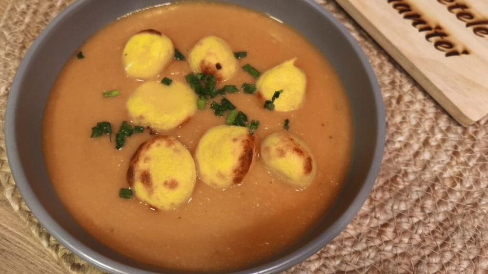 VIDEO | Rețetele Juanitei | Clasica supă de dovleac, într-o variantă cosmetizată, cu cartof dulce, porumb fiert și gnocchi/ Un deliciu cu gust de sezon