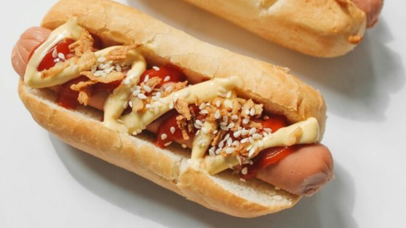 Secretele preparării unui hot-dog perfect. Cât timp trebuie să-l fierbi și ce conține el, cu adevărat