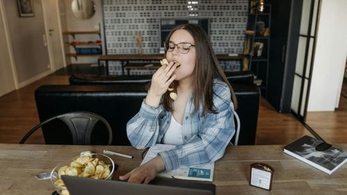 Muncești de acasă și nu știi cum poți avea o alimentație echilibrată? / Iată câteva sfaturi menite să îți asigure nevoile nutriționale