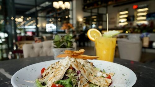 Salată Caesar cu sos de anșoa/Rețeta care îi asigură savoarea pentru care este cunoscut acest preparat