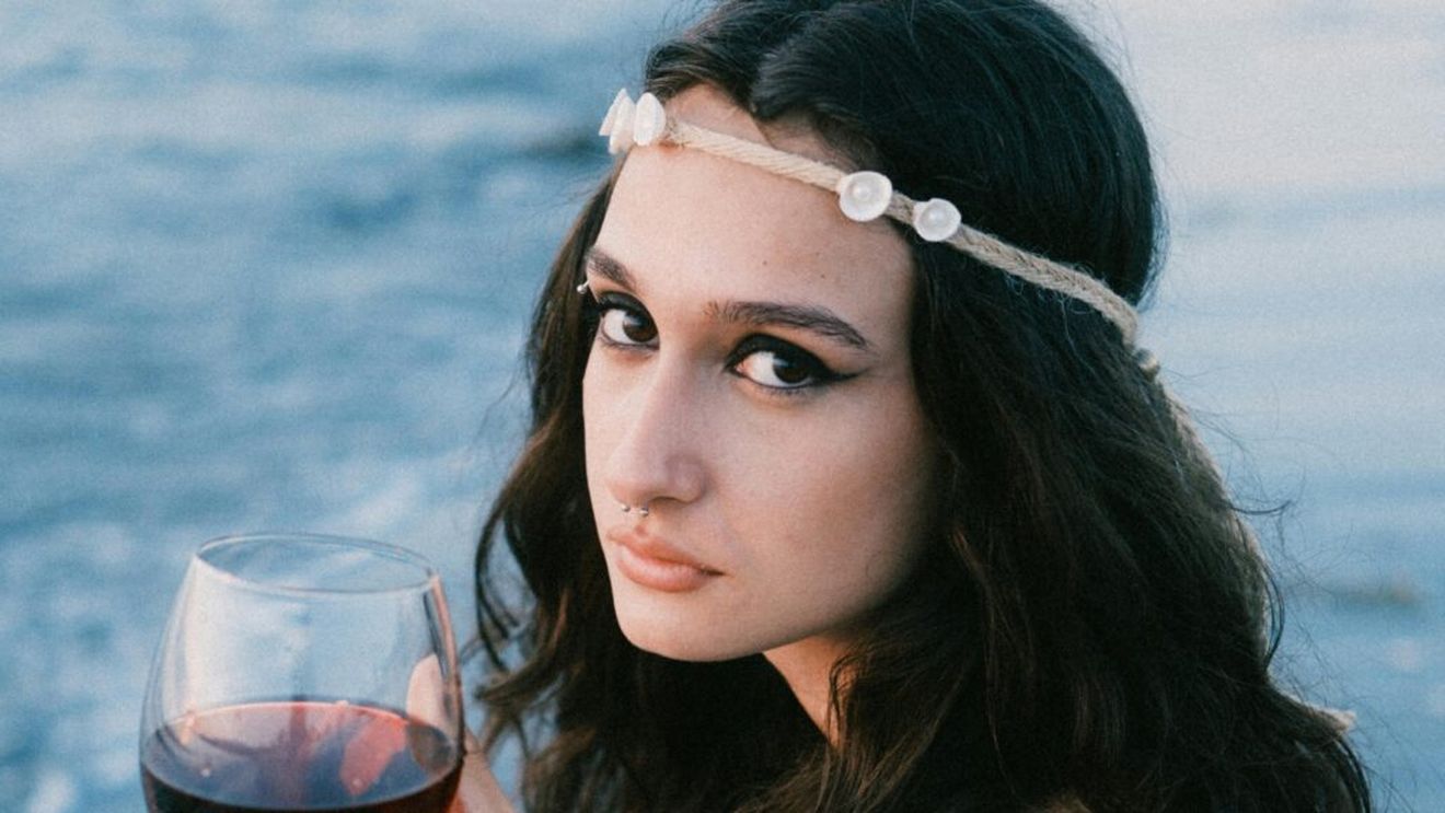 Drunkorexia, noua tulburare alimentară ce face ravagii printre tineri/ Persoanele afectate aleg să nu mănânce, pentru a compensa caloriile provenite din consumul de alcool, de frică să nu se îngrașe