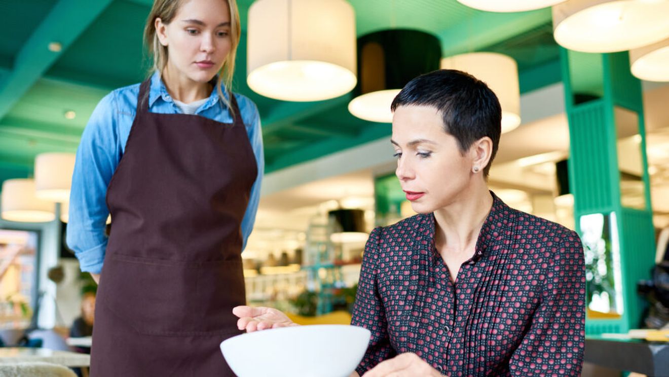 Un critic culinar dezvăluie care sunt semnele că ar trebui să fugi dintr-un restaurant, înainte să comanzi / De la baia murdară la recenziile influencerilor