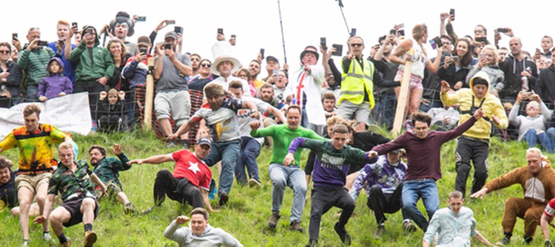 Un vlogger german este, pentru al treilea an la rând, câștigătorul cursei de cașcaval din Marea Britanie
