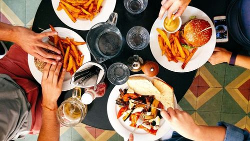 Cât cheltuie italienii în pauza de prânz. Un studiu recent arată că e nevoie de circa 20% din bugetul total dacă vrei să mănânci zilnic la prânz în oraș