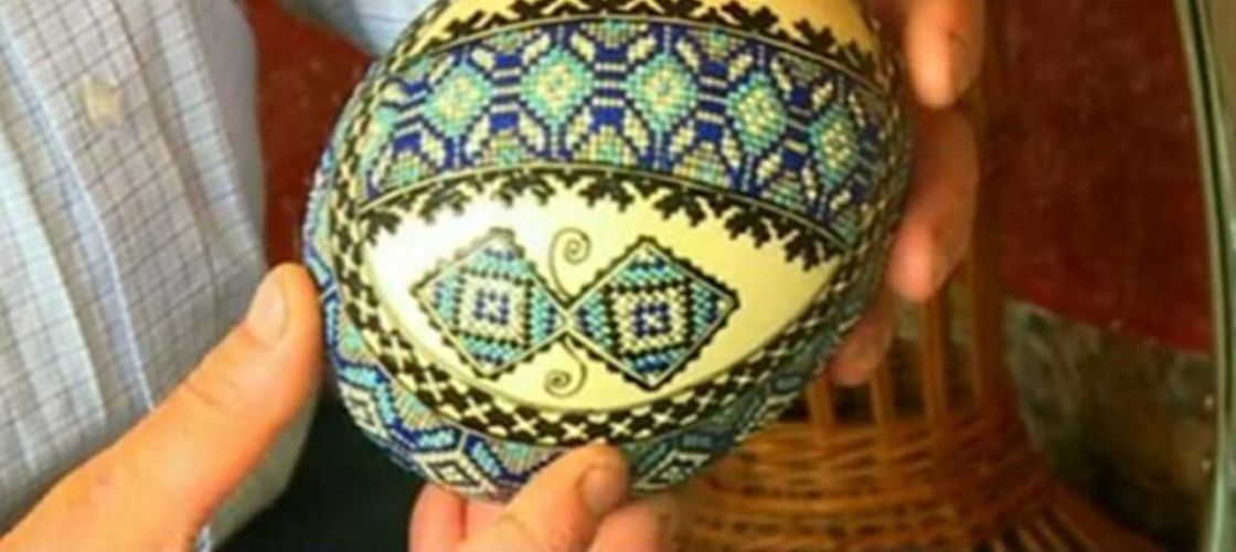 Coaja de ou de struț, noul trend pentru încondeiatul ouălor de Paște / Un produs inedit câștigă teren în rândul pasionaților de tradiții / Fermier: „Am pornit de la ideea de a valorifica totul de la struț”