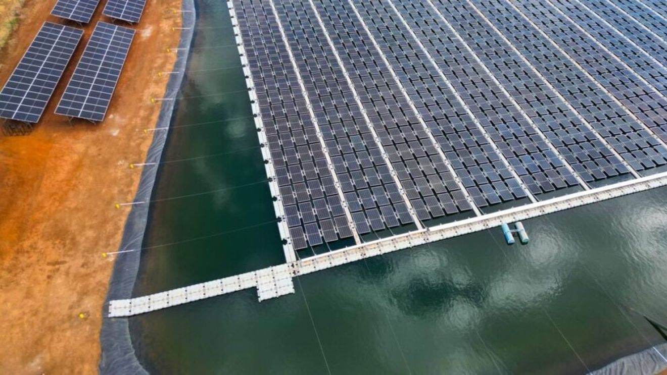 O fermă din Africa de Sud și-a instalat panouri solare plutitoare din două motive: sistemul reduce costurile cu energia și împiedică evaporarea apei din bazinul de irigații