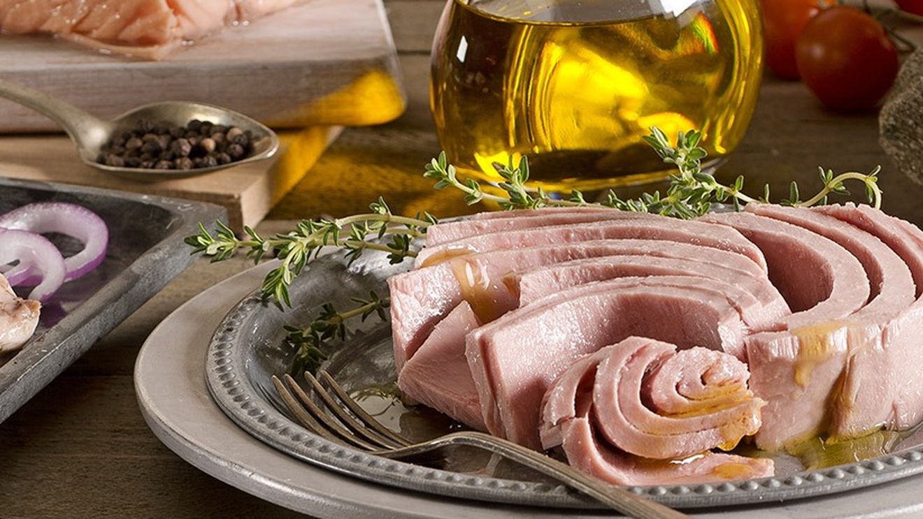 Surse de proteine în salate – de la pește la leguminoase/ Orice salată vegetală poate deveni o masă completă nutrițional, chiar un fel unic, dacă îi adăugăm proteine ușoare și carbohidrați complecși