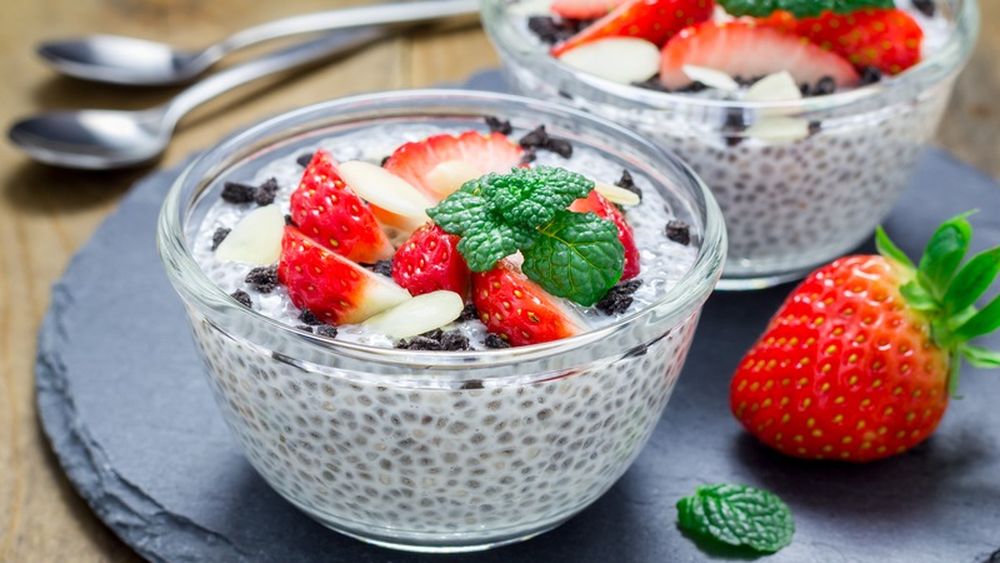 Micul dejun bogat în proteine pe care merită să-l pui pe lista de „meal prep” din această săptămână: Budincă de chia cu căpșuni și unt de arahide