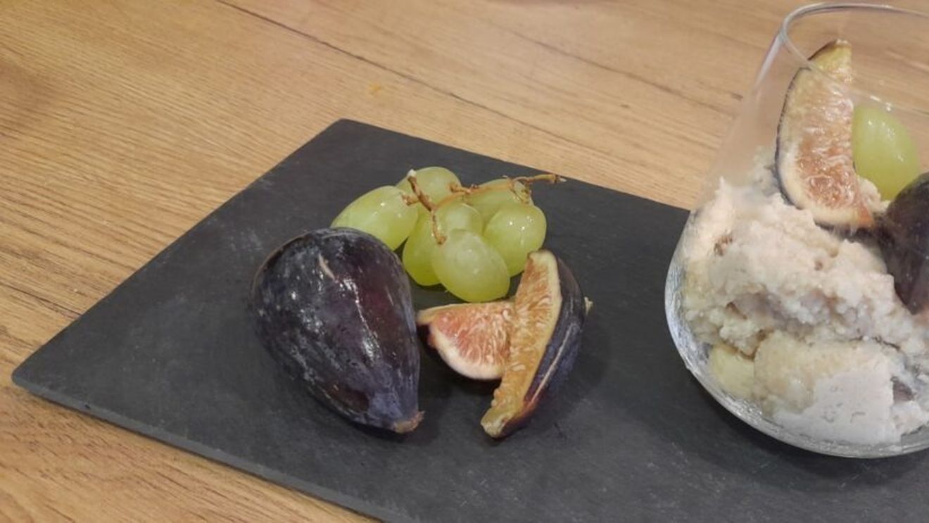 Budincă cu ovăz și fructe. Mic dejun sau desert fără zahăr